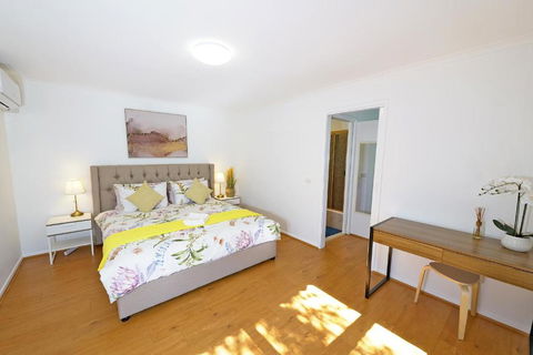 Best Location Entire House Staycation Parkland Surrounding - Tourism Townsville 1