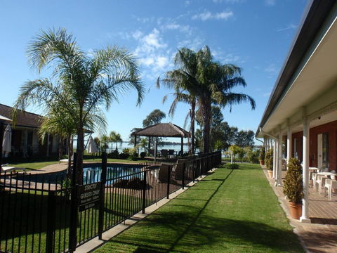 CAPRICORN MOTOR Inn - Tourism Townsville 0