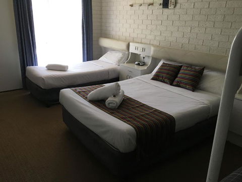 CAPRICORN MOTOR Inn - Tourism Townsville 4