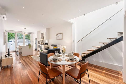 CBD Chic 3 Bedroom Stay - Walk To Darling Harbour & Fish Market. (27) - Tourism Townsville 1
