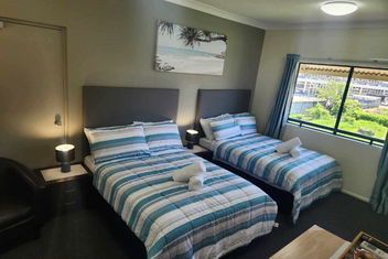 Coastal Breeze Studio- Steps From CBD,Stadium&Ferry with Tourism Townsville