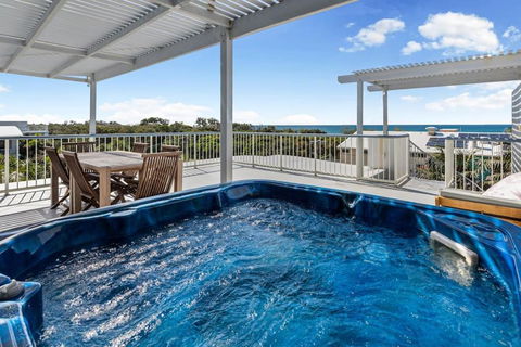COASTAL ESCAPE - Views Rooftop Terrace & Jaccuzi - Tourism Townsville 0