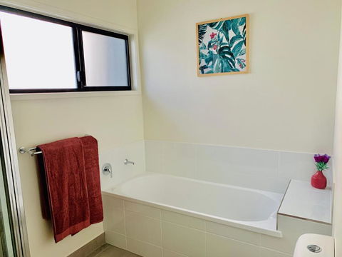 DAYDREAMING Airlie Beach, Water Views & Only 200m To Boardwalk. - Tourism Townsville 3