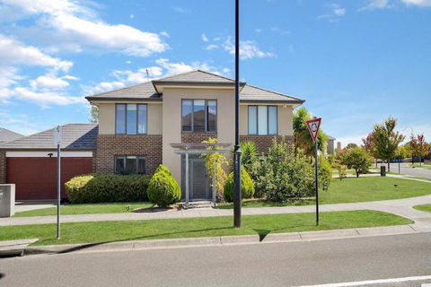 Deluxe Family Montpellier Gardens Estate - Burwood - Tourism Townsville 0