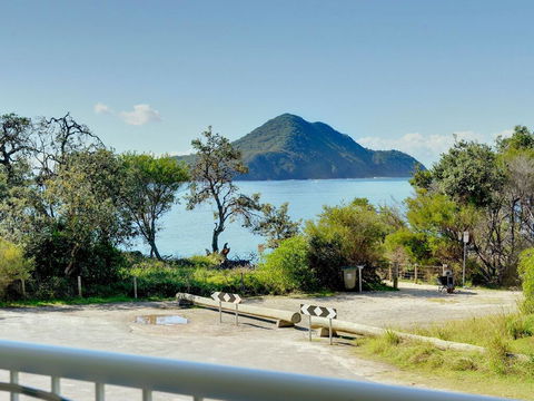 3 'Albacore', 12 Ondine Close - Waterfront, Pool, Lift & Views - Tourism Townsville 0