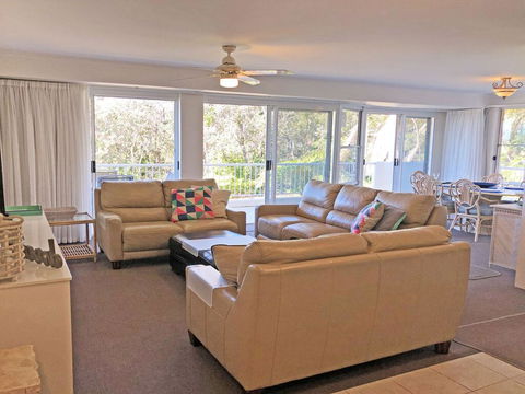 3 'Albacore', 12 Ondine Close - Waterfront, Pool, Lift & Views - Tourism Townsville 1