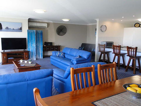 3 'Paradiso', 4 Laman Street - Aircon, Pool, Heart Of Town, Water Views - Tourism Townsville 2