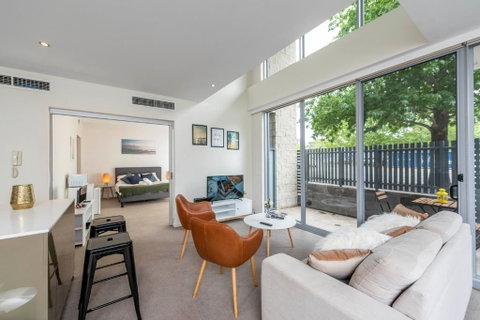 3 BDR Stylish City Retreat // Close To All And Everything In Canberra - Tourism Townsville 2