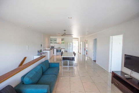 3 Bedroom Apartment // Spence St - Tourism Townsville 0