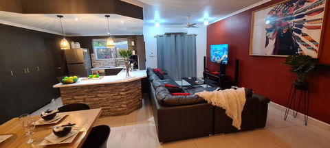 3 BEDROOM CITY ESCAPE - CHAMPAGNE STAYS Darwin - Tourism Townsville 1