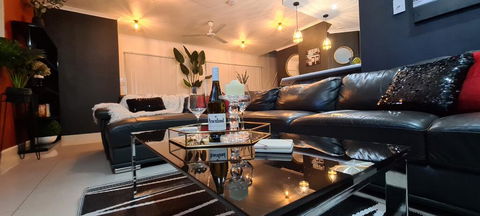 3 BEDROOM CITY ESCAPE - CHAMPAGNE STAYS Darwin - Tourism Townsville 0