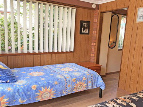 3 Tomaree Street - Cute 4 Bedroom House With Aircon In The Heart Of Town - Tourism Townsville 3