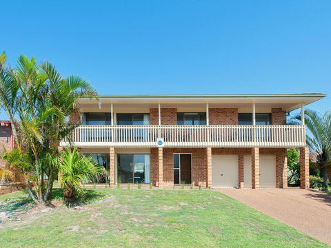 31 Kerrigan St - Large Home With Water Views & Boat Parking - Tourism Townsville 1
