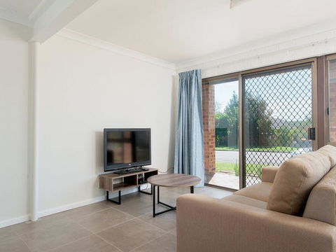 31 Kerrigan St - Large Home With Water Views & Boat Parking - Tourism Townsville 3
