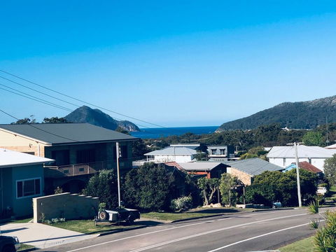 31 Kerrigan St - Large Home With Water Views & Boat Parking - Tourism Townsville 0