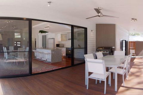 33 Esprit Drive - Rainbow Shores, Style, Comfort And Relaxation, Pets Welcome, Pool - Tourism Townsville 3