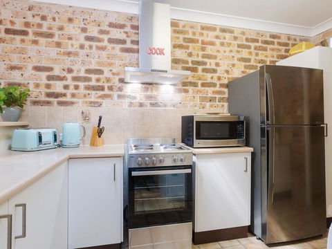 36 'Bay Parklands', 2 Gowrie Avenue - Close To The Water With Pool & Spa & Tennis Court - Tourism Townsville 1