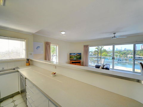 3br Broadbeach Lakefront Apartment - Tourism Townsville 2