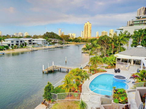 3br Broadbeach Lakefront Apartment - Tourism Townsville 1