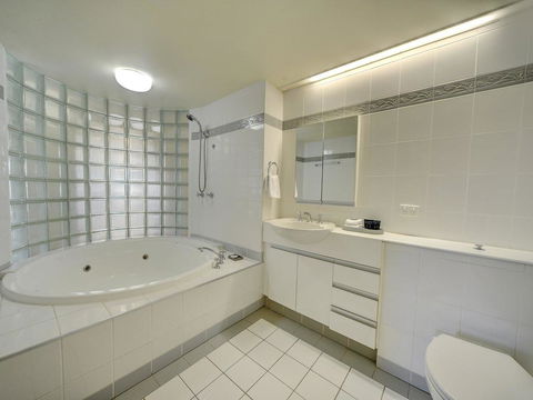 3br Broadbeach Lakefront Apartment - Tourism Townsville 3