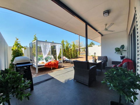 4 BEDROOM GARDENS ESCAPE - CHAMPAGNE STAYS Darwin - Tourism Townsville 3