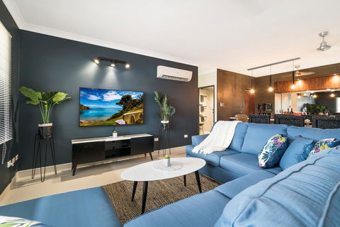 4 BEDROOM GARDENS ESCAPE - CHAMPAGNE STAYS Darwin - Tourism Townsville 0