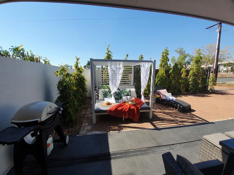 4 BEDROOM GARDENS ESCAPE - CHAMPAGNE STAYS Darwin - Tourism Townsville 2