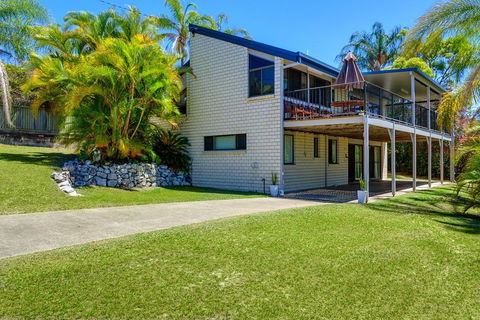 40 Rumbalara Avenue - Rainbow Beach, Entertain On The Spacious Verandah Overlooking Beautiful Rainbow Beach - Tourism Townsville 0
