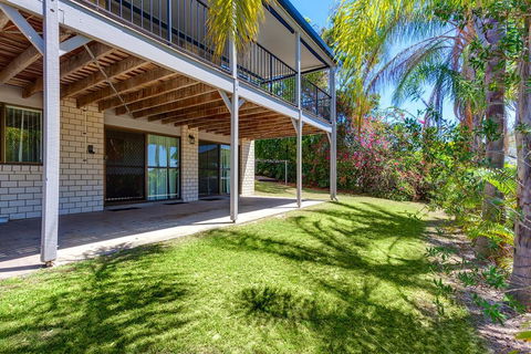 40 Rumbalara Avenue - Rainbow Beach, Entertain On The Spacious Verandah Overlooking Beautiful Rainbow Beach - Tourism Townsville 2