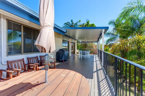 40 Rumbalara Avenue - Rainbow Beach, Entertain On The Spacious Verandah Overlooking Beautiful Rainbow Beach - Tourism Townsville 1