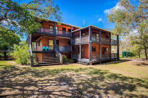 41 Carlo Circle - Rainbow Beach, Huge Beach House With Room For Everyone - Tourism Townsville 3