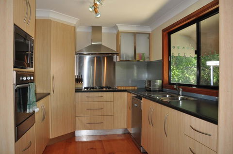 43 Double Island Drive - Two Level Holiday Home With Swimming Pool. Located Close To Beach And CBD - Tourism Townsville 3