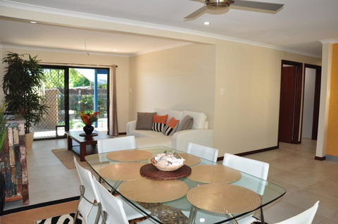 43 Double Island Drive - Two Level Holiday Home With Swimming Pool. Located Close To Beach And CBD - Tourism Townsville 1