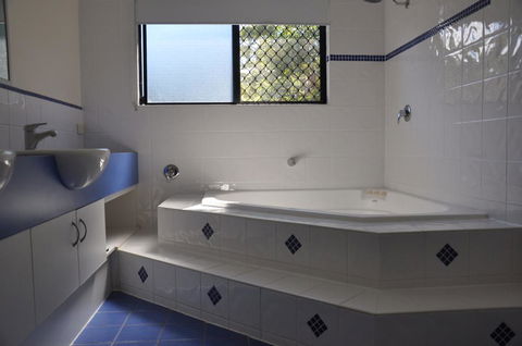 44 Cypress Avenue - Holiday Home In A Quiet Location, Close To Patrolled Beach And CBD - Tourism Townsville 2