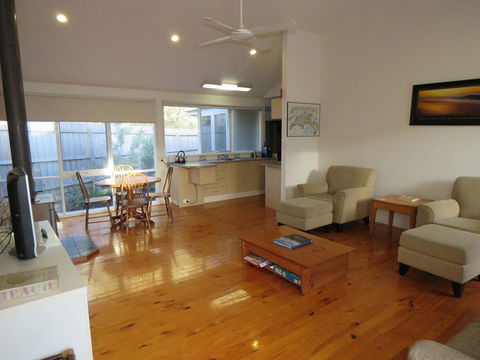 5 Little Penguin Crt, Cowes - Cottage Near The Beach - Tourism Townsville 3