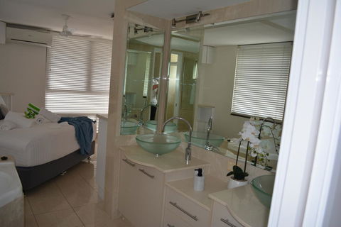 5,  Apartment On The Esplanade - Tourism Townsville 3
