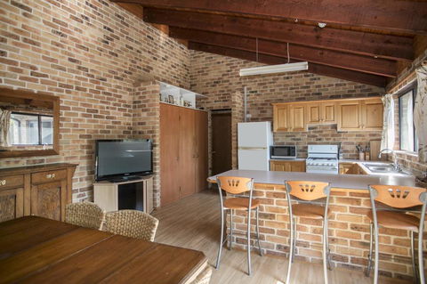 75 River Rd - Tabourie Hideaway - Tourism Townsville 2