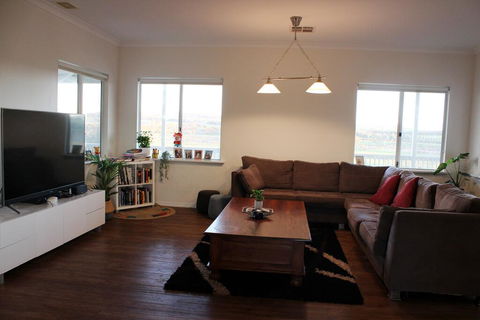 A Better Life Animal Sanctuary FarmStay - Private Two-Bedrooms, Lounge Room & Bathroom & Toilet, Shared Kitchen - Tourism Townsville 3