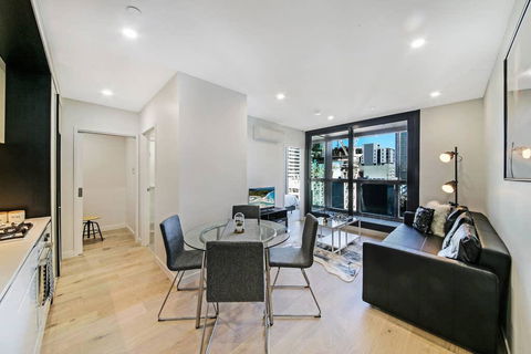 A Cozy & Stylish Suite Near Melbourne Central - Tourism Townsville 1