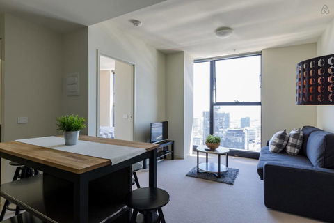 A Cozy CBD Suite With Spectacular City Views - Tourism Townsville 0