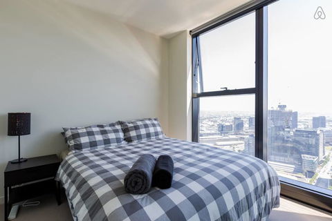 A Cozy CBD Suite With Spectacular City Views - Tourism Townsville 1