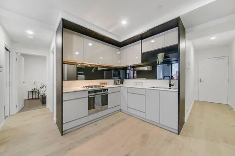 A Modern 2BR Apt, 5-min Walk To Melbourne Central - Tourism Townsville 2