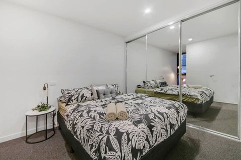 A Modern 2BR Apt, 5-min Walk To Melbourne Central - Tourism Townsville 1