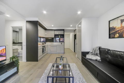 A Modern 2BR Apt, 5-min Walk To Melbourne Central - Tourism Townsville 0