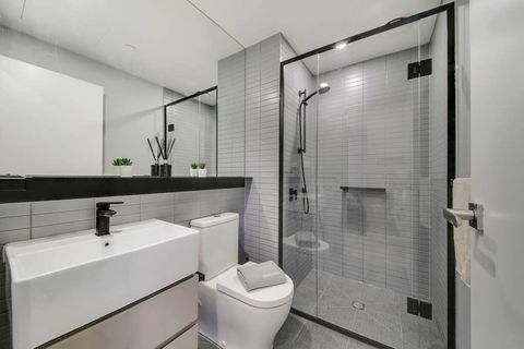 A Modern 2BR Apt, 5-min Walk To Melbourne Central - Tourism Townsville 3