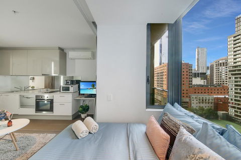 A Stylish & Cozy Studio Next To Southern Cross - Tourism Townsville 0