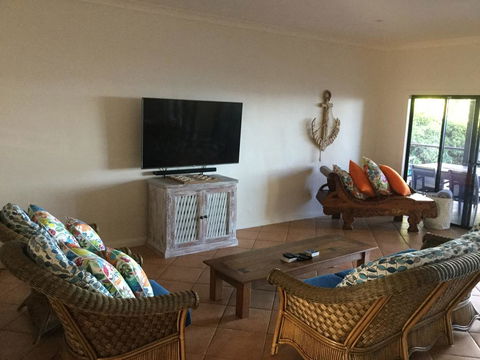 ABSOLUTE BEACHFRONT BLISS @ NEWELL BEACH - Tourism Townsville 3