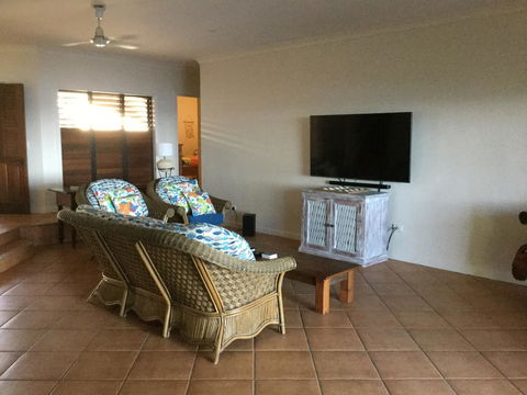 ABSOLUTE BEACHFRONT BLISS @ NEWELL BEACH - Tourism Townsville 2