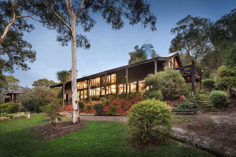Diskin House Mt Pleasant Rd, Eltham For 16 Guests - Tourism Townsville 0