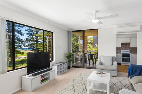 Esplanade Escape - Beachfront Family Bliss - Tourism Townsville 0
